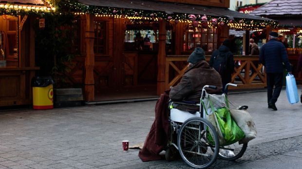 Osoby w kryzysie bezdomności. 8 sposobów na pomoc