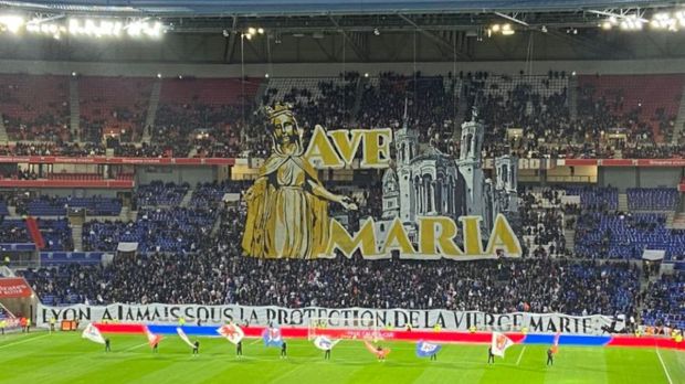 Mecz piłkarski w Lyonie. Kibicie zrobili oprawę ku czci Matki Bożej, patronki miasta