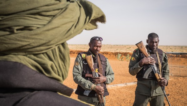 Grupa uzbrojonych Afrykańczyków