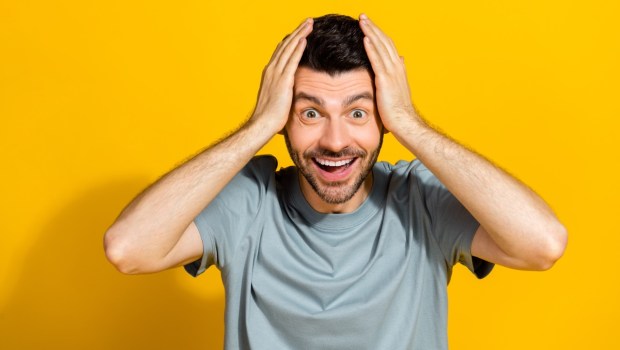 Zdziwiony młody mężczyzna