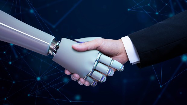 Człowiek i robot ściskają sobie dłonie