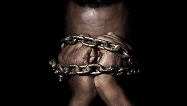 Czarnoskóry mężczyzna w łańcuchach