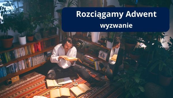 Mężczyzna siedzący na podłodze w otoczeniu książek na półkach i leżących na ziemi
