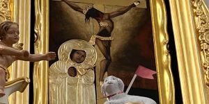 Krwawe łzy na obrazie Jezusa i Maryi