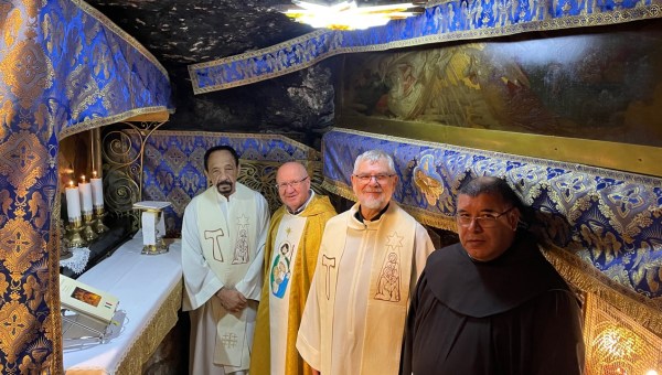 Ojciec Jerzy Kraj z współbraćmi franciszkańskiej wspólnoty w Grocie Narodzenia Pańskiego w Betlejem