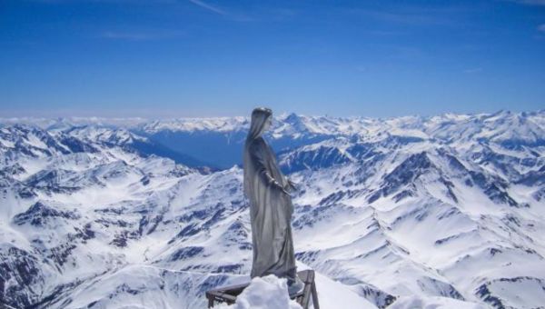 Figury Matki Bożej na górskich szczytach we Francji