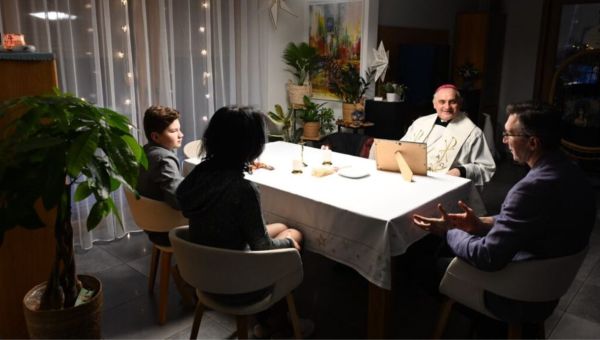 Bp Krzysztof Włodarczyk chodzi po kolędzie