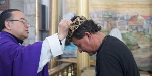 W tym kościele można założyć na głowę koronę cierniową