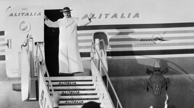 Paweł VI w drzwiach samolotu podczas pielgrzymki do Ziemi Świętej