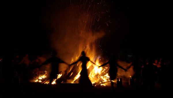 Ludzie tańczący wokół ognia