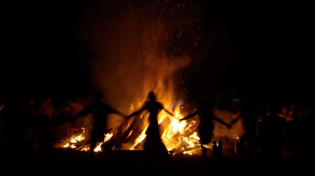 Ludzie tańczący wokół ognia