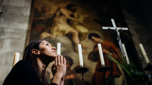 Kobieta modląca się w kościele