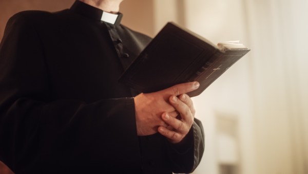 Ksiądz trzymający Biblię