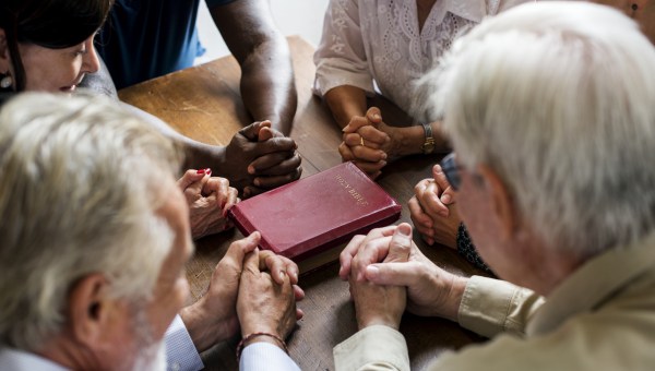 Seniorzy w kościele