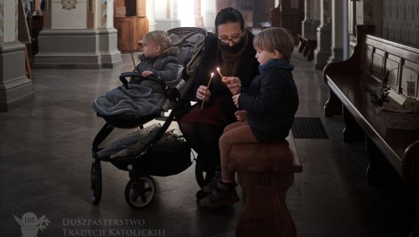 Dzieci na Mszy trydenckiej