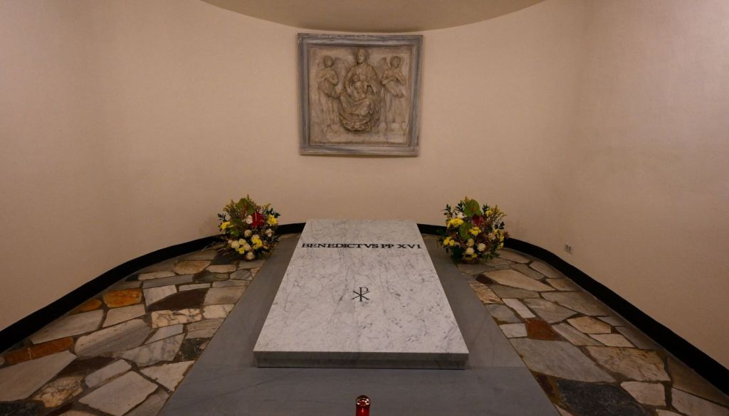 Msze przy grobie Benedykta XVI