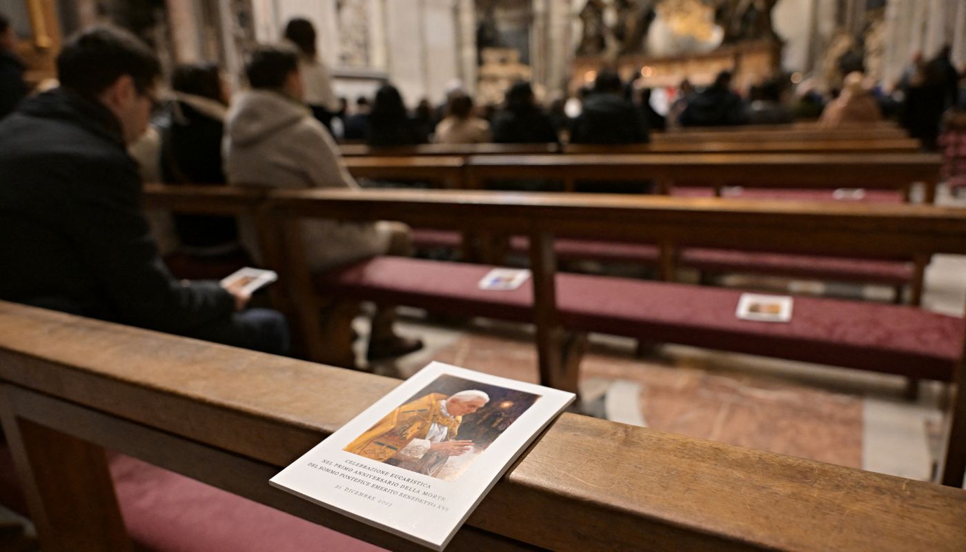 Msze przy grobie Benedykta XVI