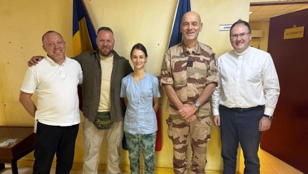 Od lewej: ks. Stanisław Worwa, pan Artur – pracownik cywilny Armii Francuskiej, dr Aleksandra Kuligowska, gen. Eric Ozzene, Charge d'Affaire Nuncjatury Apostolskiej msgr Matjaz Roter