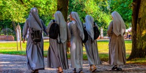 Mnisi, pustelnicy, dziewice konsekrowane… Czym różnią się te powołania?