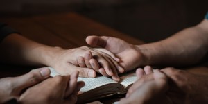 Wspólnie ku głębi wiary: Jak wspólnota religijna umacnia nasze małżeństwo