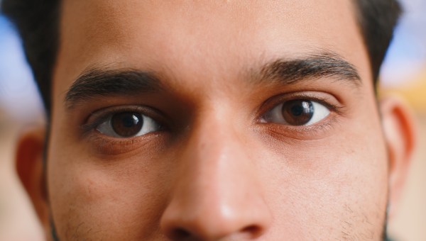 Mężczyzna z otwartymi oczami