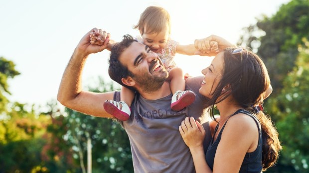 Szczęśliwa rodzina: mama, tata i dziecko