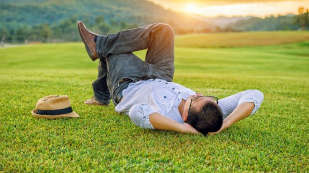 Mężczyzna leżący na trawie i odpoczywający