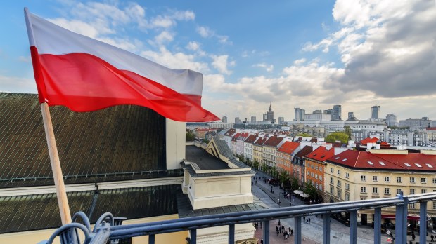 Powiewająca nad miastem flaga Polski
