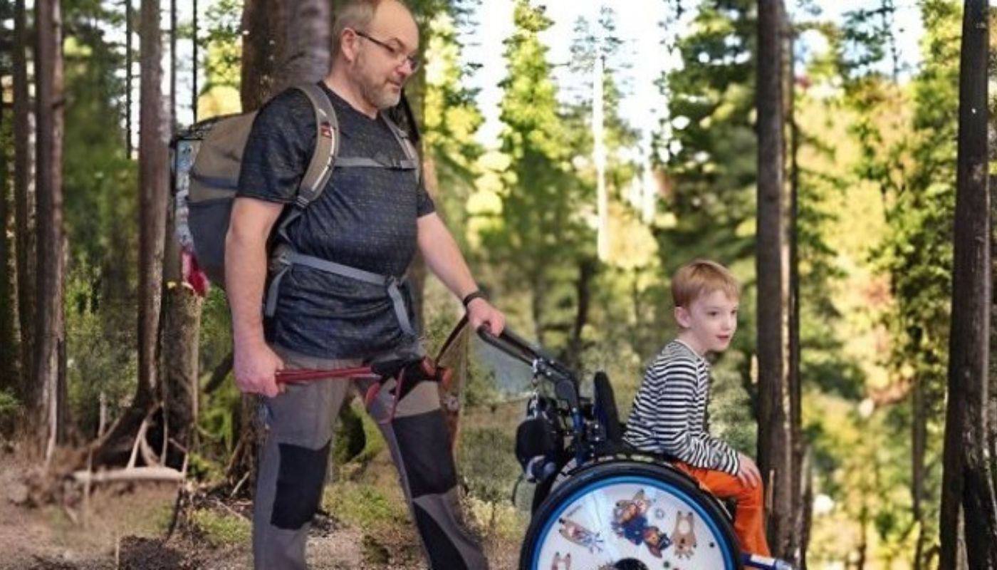 Dziadek Olinka pomaga niepełnosprawnemu wnukowi
