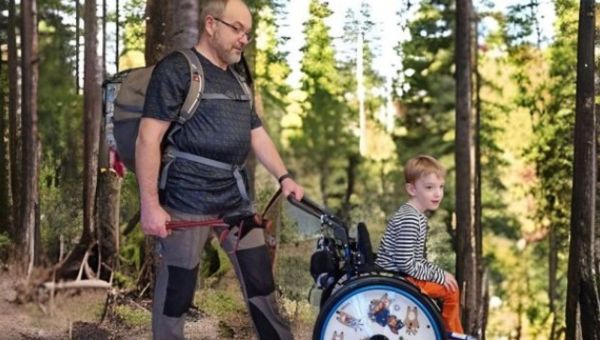 Dziadek Olinka pomaga niepełnosprawnemu wnukowi