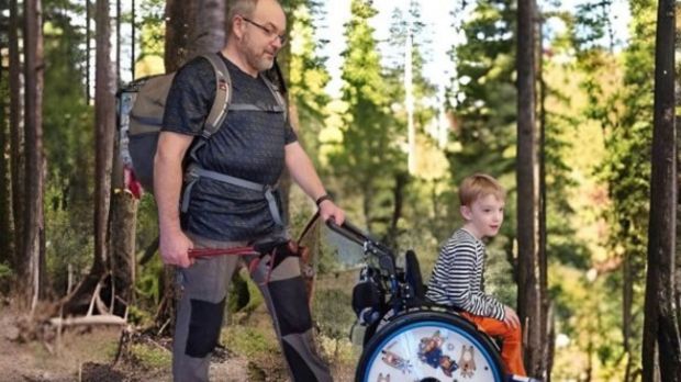 Dziadek Olinka pomaga niepełnosprawnemu wnukowi