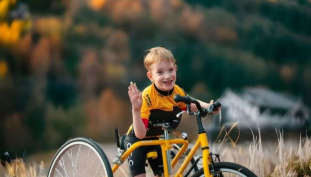 Dziadek pomaga niepełnosprawnemu wnukowi