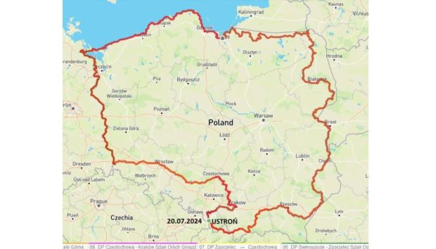 Dziadek pomaga niepełnosprawnego wnukowi