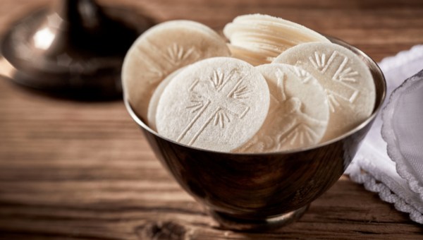 Hostie w naczyniu liturgicznym