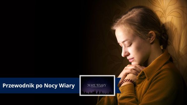 Kobieta modląca się w nocy