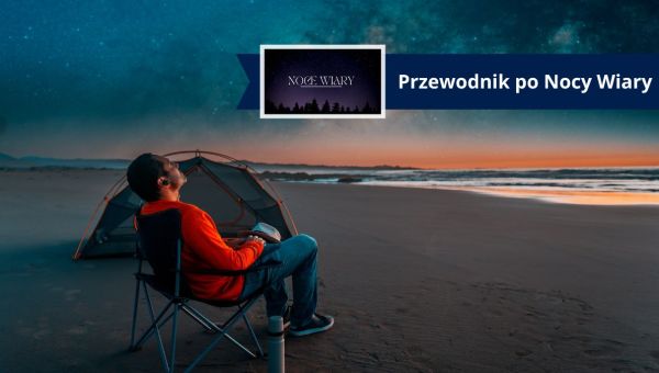 Samotny mężczyzna siedzi na plaży