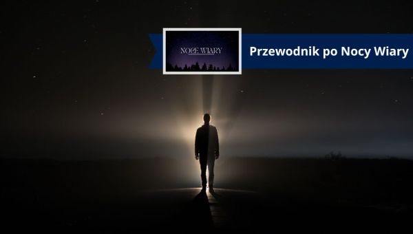 Samotny mężczyzna stoi w nocy naprzeciw źródła światła. Przewodnik po Nocy Wiary
