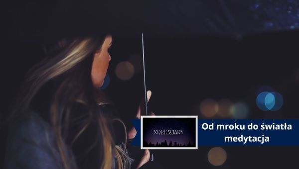 Samotna kobieta pod parasolką w deszczowy dzień. Noce Wiary