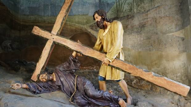 Jezus upada pod krzyżem. Stacja drogi krzyżowej