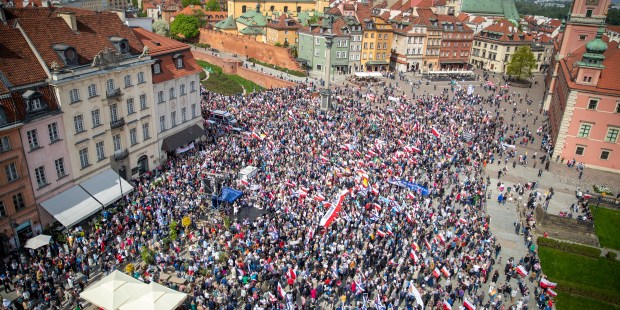 „Niech żyje Polska!” – Ulicami Warszawy przeszedł Narodowy Marsz Życia