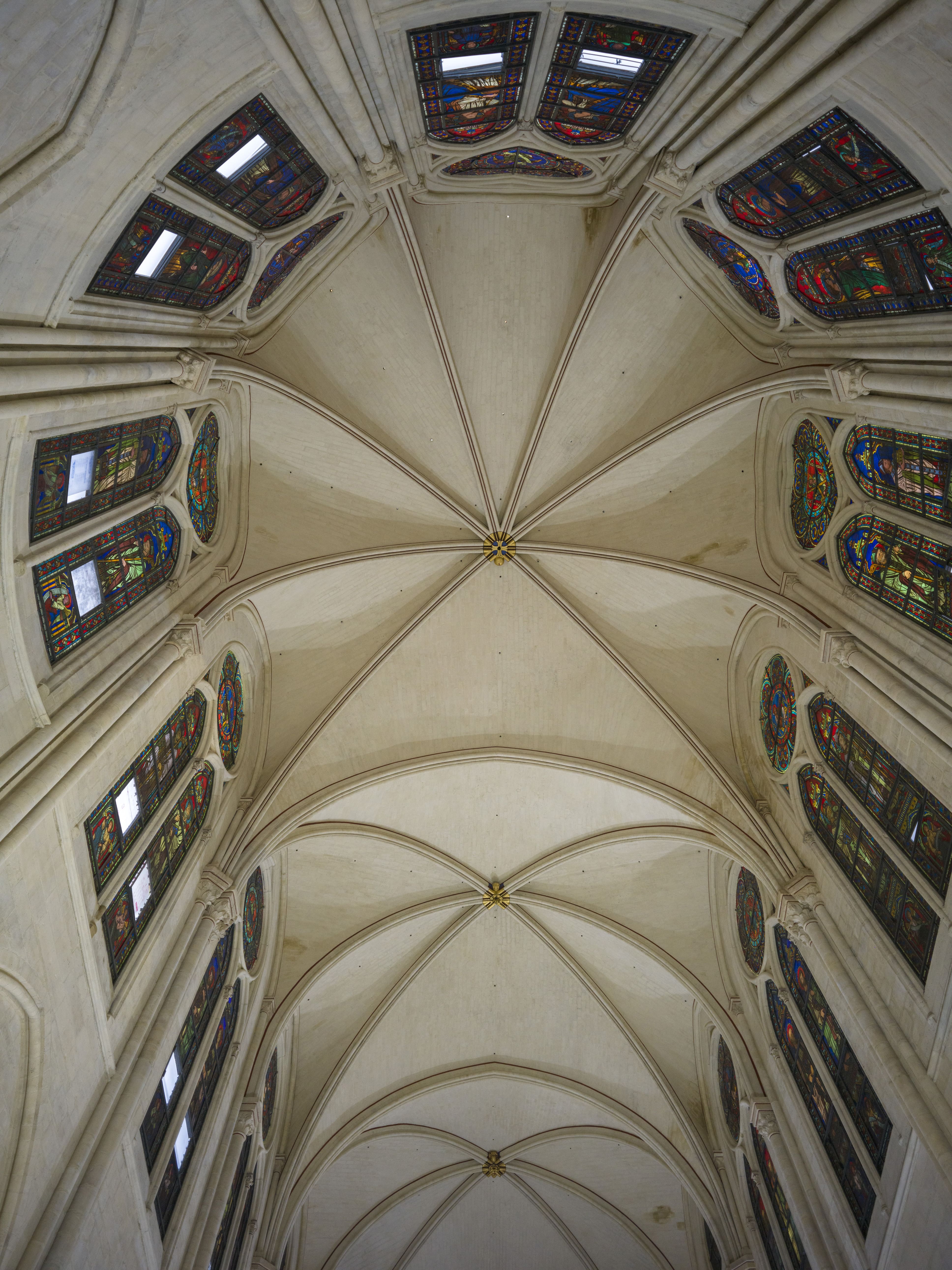 {"rendered":"Wn\u0119trze katedry Notre Dame ju\u017c odrestaurowane! Zobacz zdj\u0119cia [GALERIA]"}