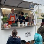 Food truck, naleśniki i ewangelizacja! Ten ksiądz znalazł klucz do serc ubogich