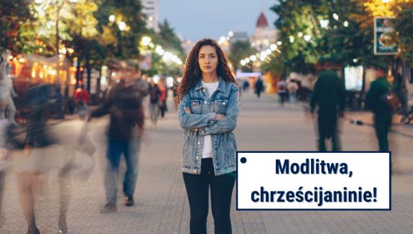 Kobieta stojący pośrodku poruszających się osób.