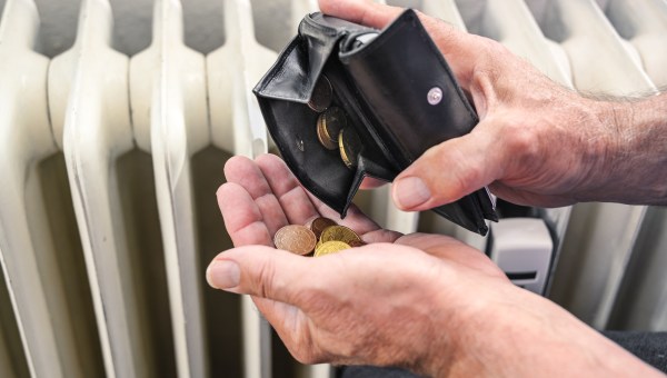 Ubogi człowiek liczy pieniądze na rachunek za ogrzewanie.