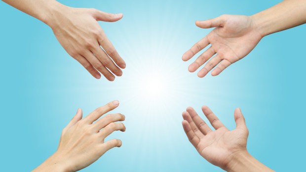 Godność człowieka. Cztery ludzkie dłonie