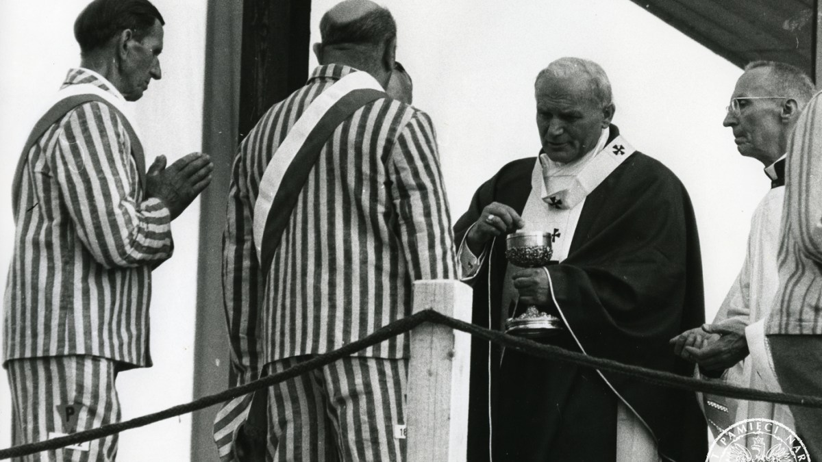 Jan Paweł II udziela komunii byłym więźniom obozów koncentracyjnych podczas mszy na terenie byłego niemieckiego obozu koncentracyjnego Auschwitz-Birkenau