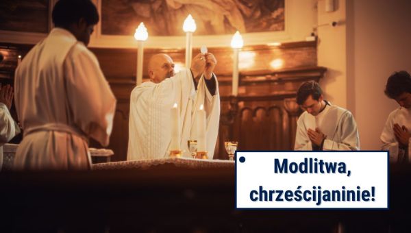 Ksiądz wznosi Ciało Pańskie podczas Eucharystii