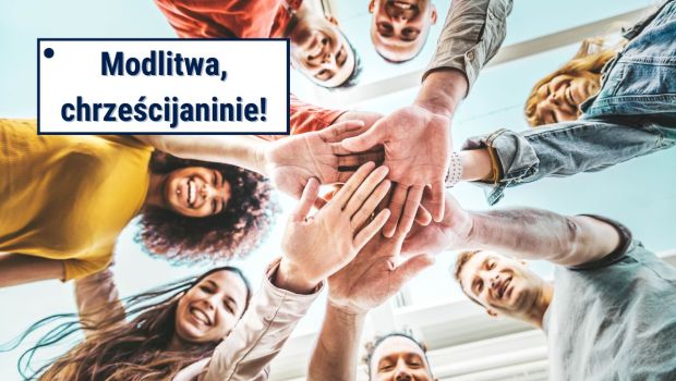 Grupa młodych uśmiechniętych ludzi układa dłonie jedne na drugich