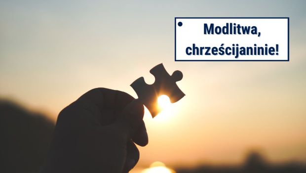 Dłoń trzymająca puzel i zasłaniająca nim słońce