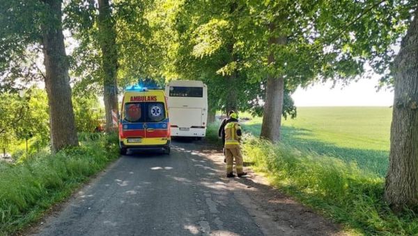 Akcja ratunkowa w Rymaniu. Na zdjęciu widać tył autobusu oraz karetkę pogotowia.